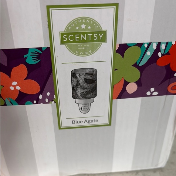 New in box! Scentsy Blue Agate wax warmer - Picture 2 of 4